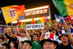 007足球比分看台上热情球迷欢呼场景